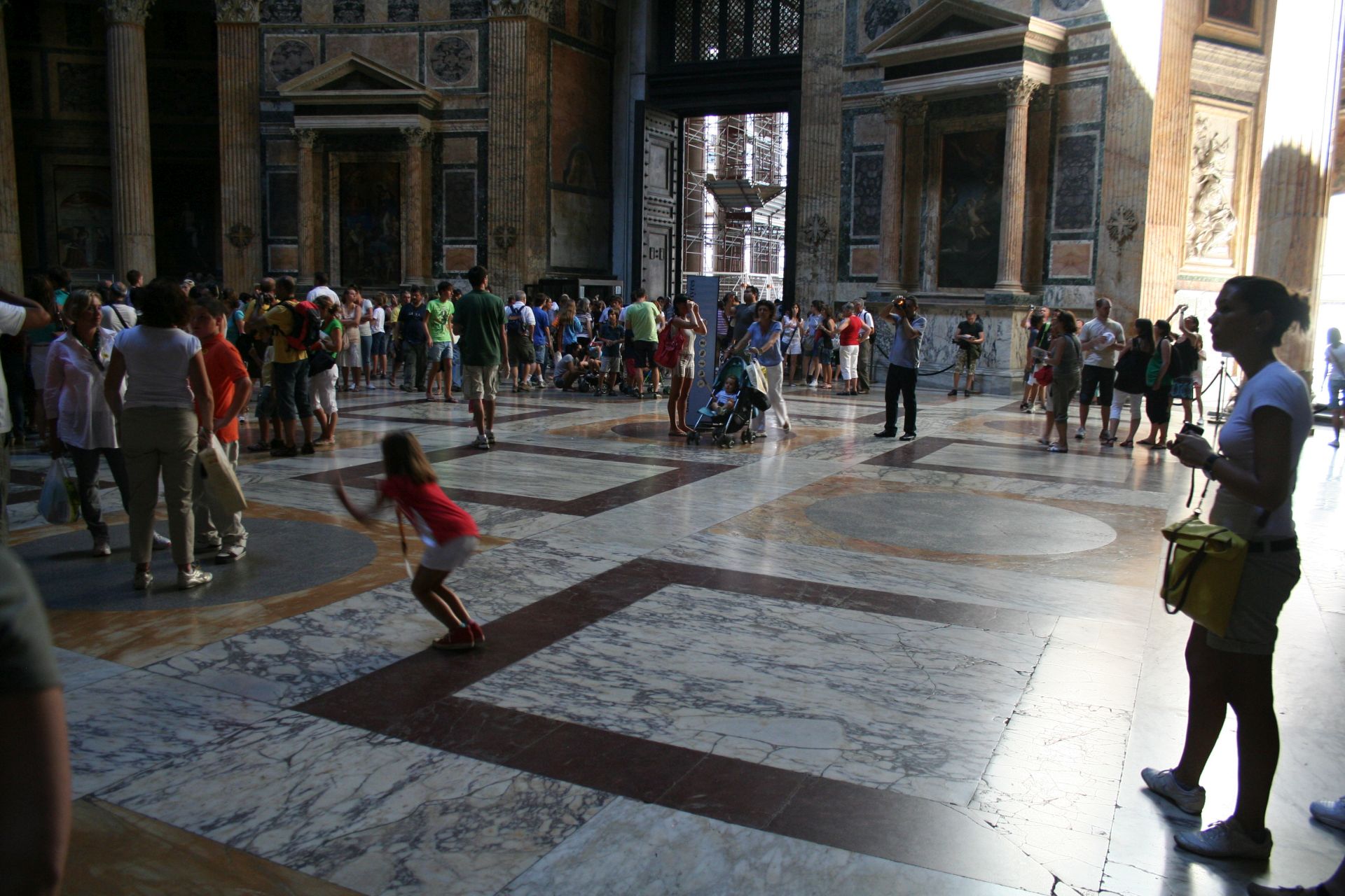 Turisti all'interno del Pantheon